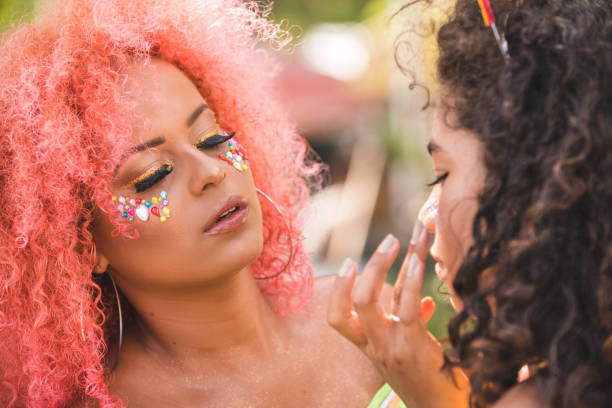 istock Applying glitter on the skin 1127586795