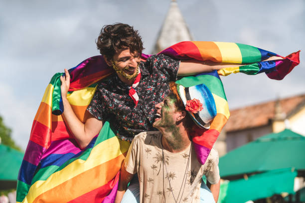 虹色の旗を持つ同性愛者カップル フラグ - homosexual gay man symbol homosexual couple ストックフォトと画像