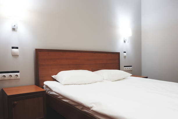 ダブルベッドを配したモダンなインテリアルーム - double bed headboard hotel room design ストックフォトと画像