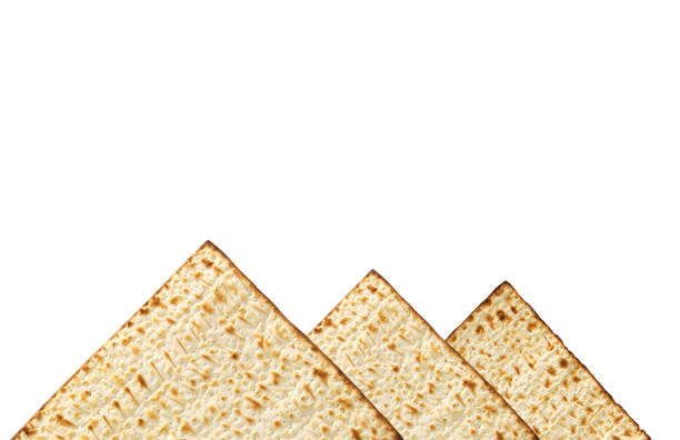 sfondo pasquale con matzoh isolato su bianco come piramidi. - passover seder judaism afikoman foto e immagini stock