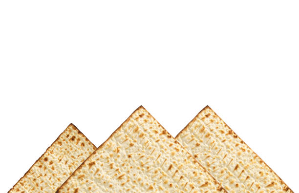 sfondo pasquale con matzoh isolato su bianco come piramidi. - passover seder judaism afikoman foto e immagini stock
