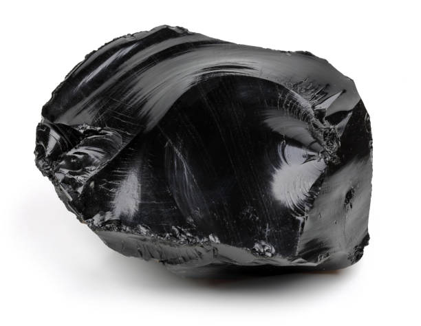 schwarzer obsidian auf weißem hintergrund - onyx stock-fotos und bilder