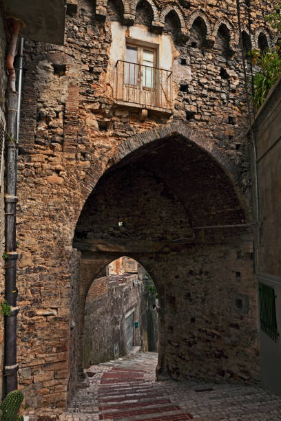 Atessa, Abruzzo, Italy: the medieval city gate Porta di San Giuseppe (14th century) Atessa, Abruzzo, Italy: the medieval city gate Porta di San Giuseppe (14th century) and the narrow alley with staircase in the old town chieti stock pictures, royalty-free photos & images