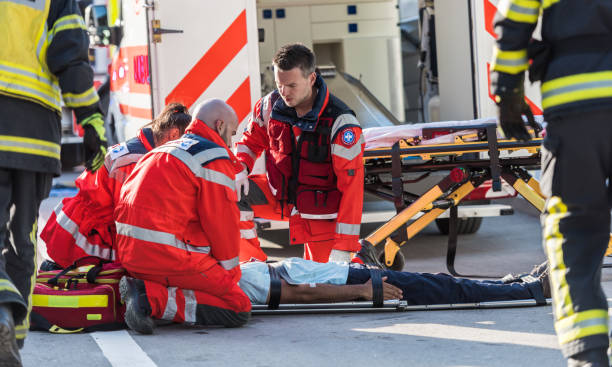 ayudar a los socorristas de los bomberos - cpr first aid paramedic rescue fotografías e imágenes de stock