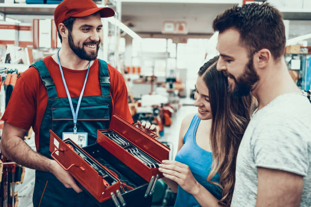 vendedores es caja de herramientas nuevas de mostrar a los clientes - ferretería fotografías e imágenes de stock