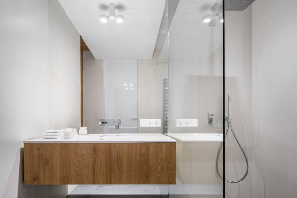 helles badezimmer mit dusche - spiegelschrank mit beleuchtung stock-fotos und bilder