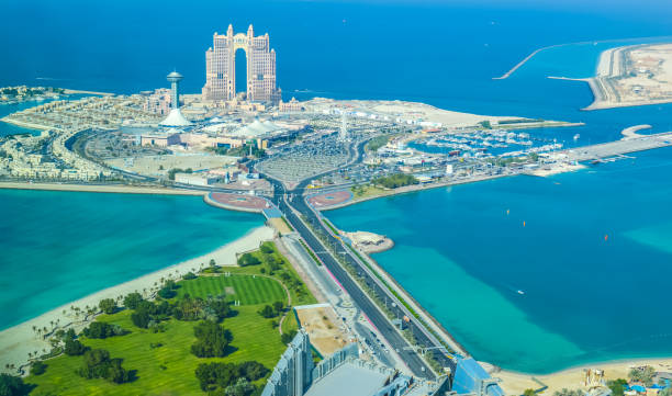 occhio d'uccello e vista aerea drone della città di abu dhabi dal ponte di osservazione - emirates palace hotel foto e immagini stock