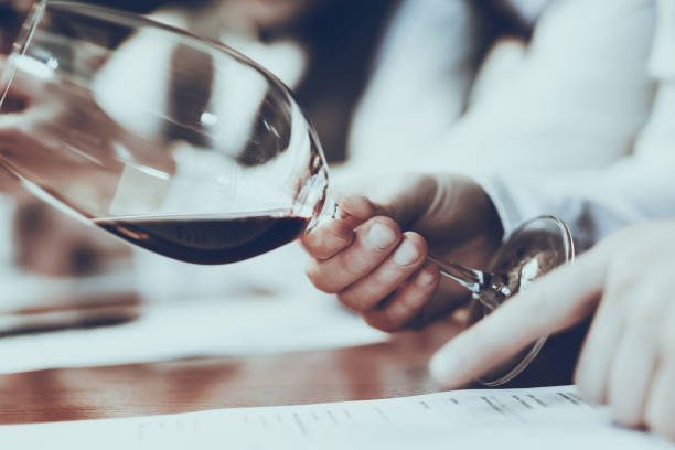 sommeliers degustacja wina w restauracji - wine decanter red restaurant zdjęcia i obrazy z banku zdjęć