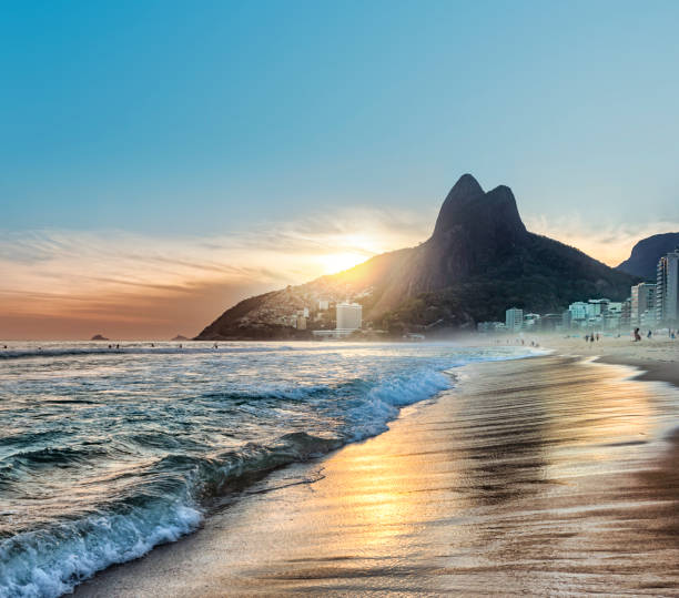 ブラジル リオ ・ デ ・ ジャネイロ夕暮れイパネマのビーチ - rio de janeiro brazil landscape urban scene ストックフォトと画像