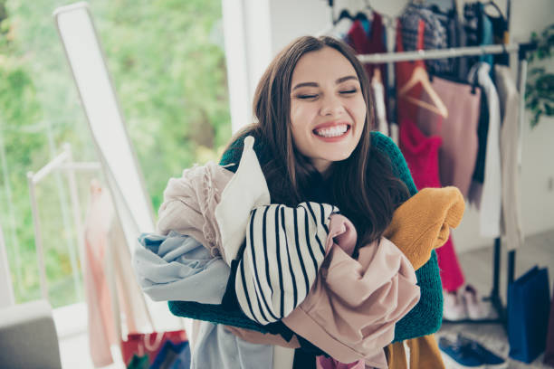 portrait de joli tas attrayant de l’assez joyeux joyeux fille positive étudiant tenue beaucoup de nouvelles choses différentes en rêve de jour plaisir mains rêvasser dans la lumineuse salle intérieur blanc - fashion customer young adult women photos et images de collection