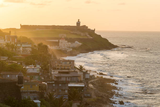 pôr do sol em san juan, puerto rico - castillo de san cristobal - fotografias e filmes do acervo