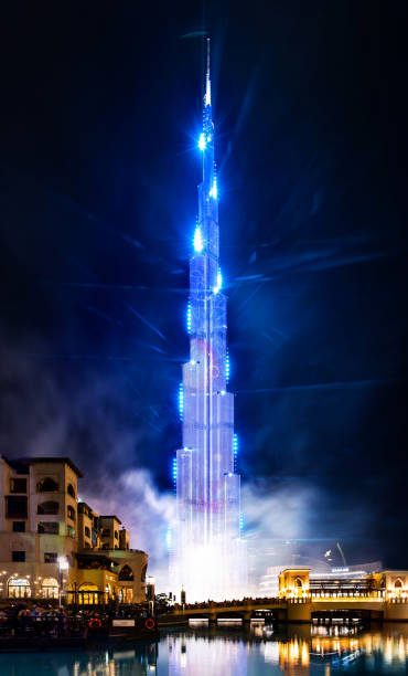 버즈 칼리파 레이저 및 두바이 몰에서 중국 음력 새 해에 대 한 빛의 쇼 - laser show 이미지 뉴스 사진 이미지