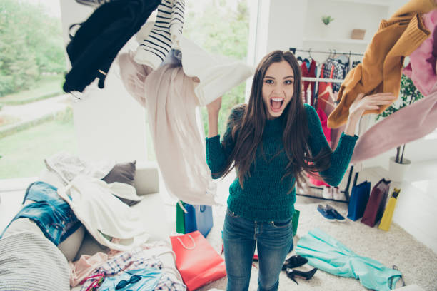 retrato de agradable lindo atractivo encantador muchacha positiva alegre muy alegre estudiante lanzando muchos diferentes cosas día sueño ligero espacio interior blanco de ensueño - adicto a las compras fotografías e imágenes de stock