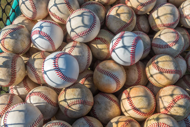 bolas de beisebol - baseball dugout baseball diamond practicing - fotografias e filmes do acervo