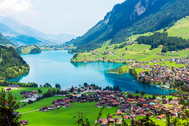 湖の谷 lungern またはオプヴァルデン、スイスの lungerersee - ルツェルン 写真 ストックフォトと画像
