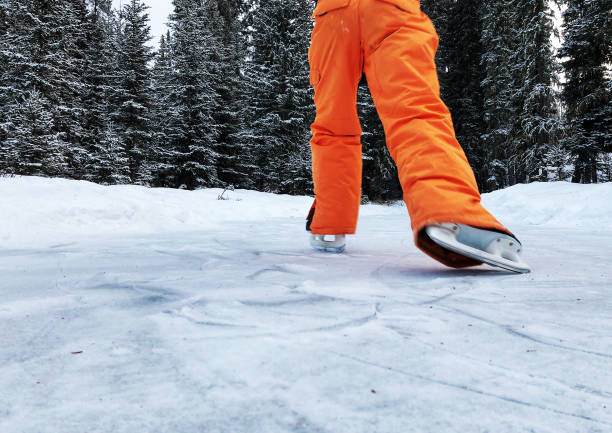 Patinagem no gelo divertida - foto de acervo