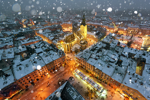 Vista pintoresca noche en el centro de la ciudad de Lviv desde la parte superior del Ayuntamiento photo