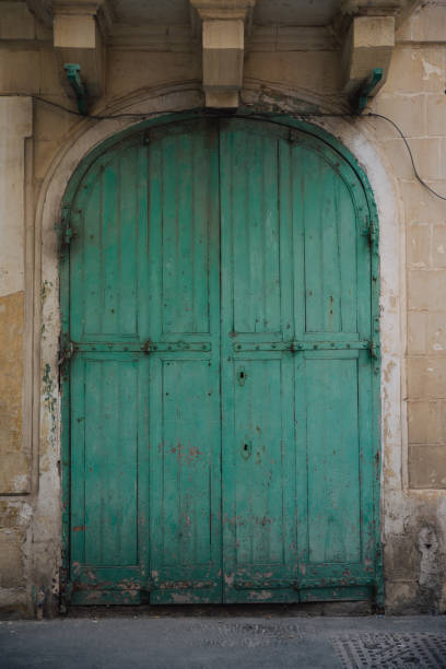 alten verwitterten holz türkis bemalt garagentor, malta. immobilien renovierung heruntergekommen. - run down weathered dirty grunge stock-fotos und bilder