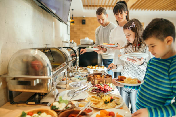 famille au petit déjeuner dans le restaurant de l’hôtel - buffet repas photos et images de collection