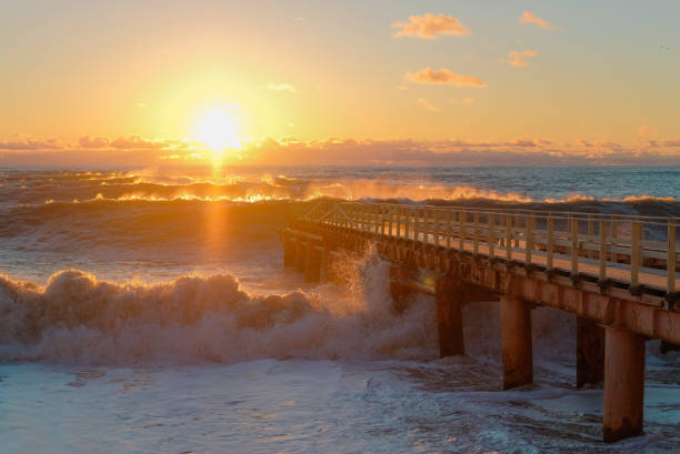 黄色の太陽ライトの大きな嵐の波です。海に沈む夕日。美しい自然。 - 3693 ストックフォトと画像