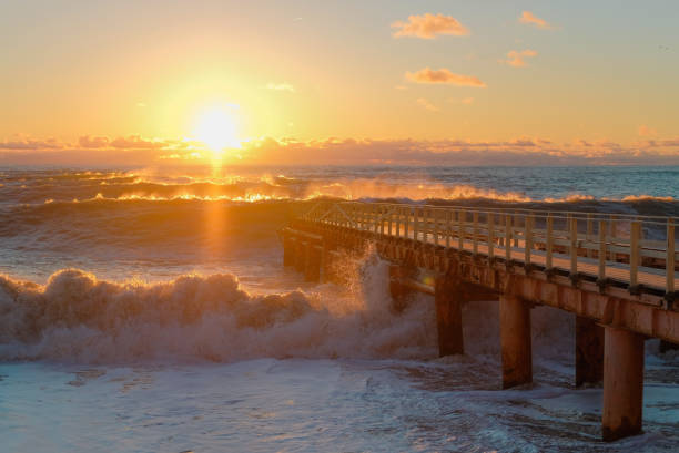 żółte światło słoneczne duże fale burzowe. zachód słońca nad morzem. piękna przyroda. - 3693 zdjęcia i obrazy z banku zdjęć