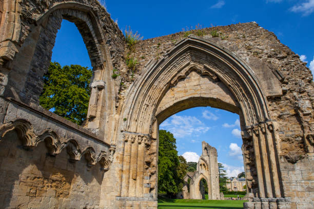 ruines de l’abbaye de glastonbury dans le somerset - viiième siècle photos et images de collection