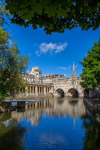 A view of the beautiful Pulteney Bridge in the historic city of Bath in Somerset, UK.