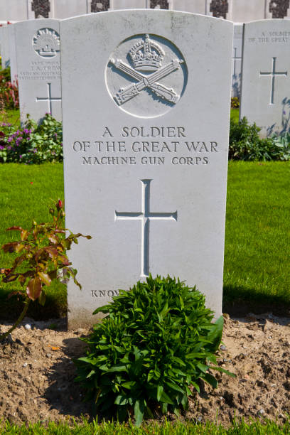 guerra tumba en el cementerio de tyne cot en bélgica - flanders war grave war memorial fotografías e imágenes de stock