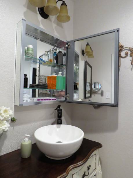 umywalka łazienkowa, apteczka, medycyna, wrzosowiska & pomocnicy kosmetyczni - medicine cabinet bathroom sink mirror zdjęcia i obrazy z banku zdjęć