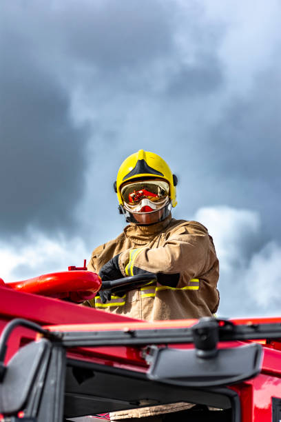 bombero en bomberos - con cañón de agua montado a blaze batalla de aviones caídos - uk fire department fire engine team fotografías e imágenes de stock