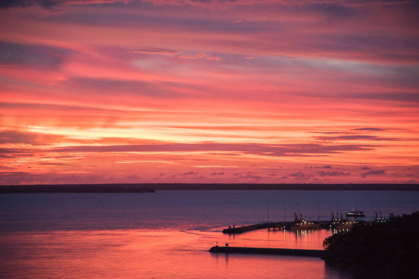 tramonto di fuoco - darwin australia northern territory harbor foto e immagini stock