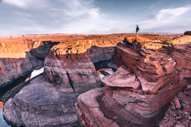 suchen sie erstaunt, die ehrfurcht vor der horseshoe bend am colorado river - arizona - majestic mountain river horseshoe bend stock-fotos und bilder