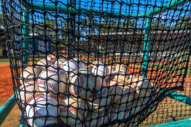 treino de beisebol - baseball dugout baseball diamond practicing - fotografias e filmes do acervo