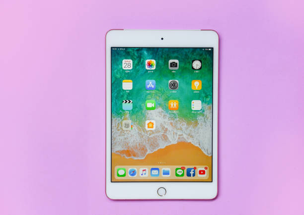 tablette tactile new apple ipad mini or blanc couleur avec façade écran sur fond rose - ipad mini white smart phone concepts photos et images de collection