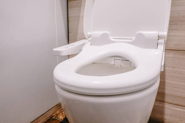 banheiro moderno de alta tecnologia com bidê eletrônico na tailândia. japão estilo sanita, sanitários de alta tecnologia. - bidet - fotografias e filmes do acervo