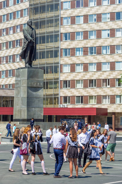 absolwenci na placu przy pomniku lenina - statue vertical full length front view zdjęcia i obrazy z banku zdjęć