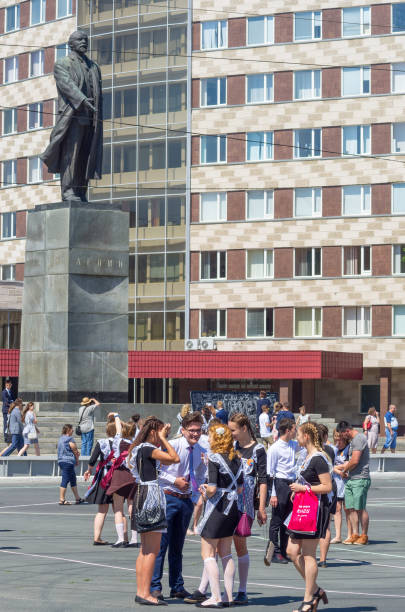 absolwenci na placu przy pomniku lenina - statue vertical full length front view zdjęcia i obrazy z banku zdjęć