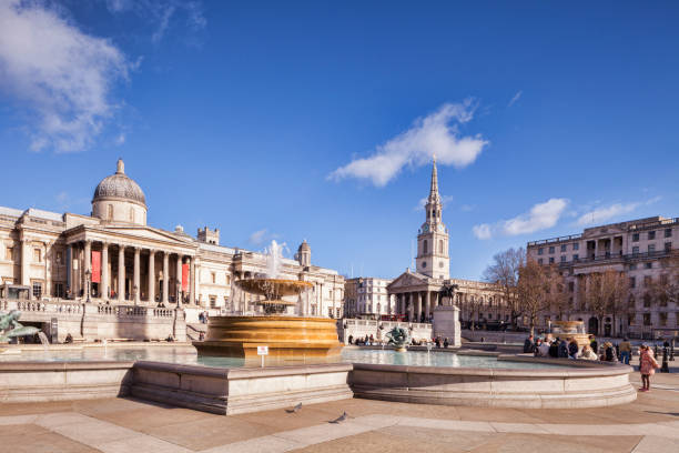 uk-london trafalgar square et la national gallery. - trafalgar square photos et images de collection