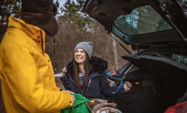 istock Hiking couple packing a car 1127696417