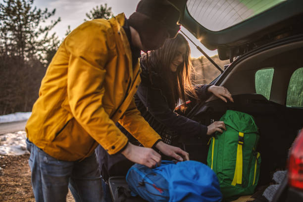 para wędrówek pakująca samochód - transportation mountain winter couple zdjęcia i obrazy z banku zdjęć