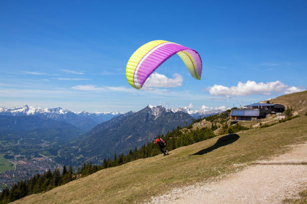 gleitschirm oben auf dem berg wank in garmisch-partenkirchen, deutschland - paragliding sport austria parachuting stock-fotos und bilder