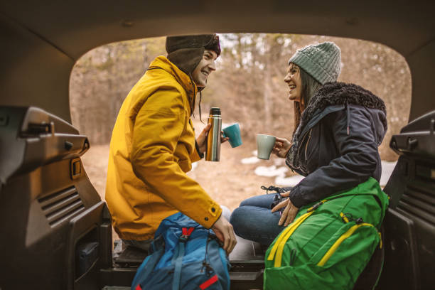 yong para odpoczywa w bagażniku samochodu po dniu w przyrodzie - transportation mountain winter couple zdjęcia i obrazy z banku zdjęć