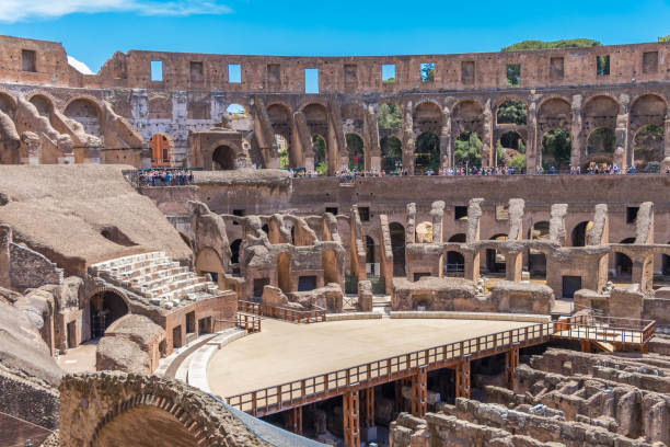 das kolosseum oder flavian amphitheater ist eine große ellipsoid arena im ersten jahrhundert erbaut - flavian amphitheater coliseum rome stock-fotos und bilder