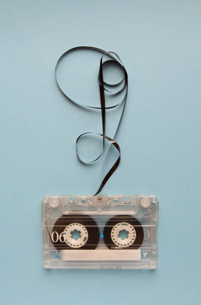 cassette audio vintage audio sur fond bleu - lying on side audio photos et images de collection