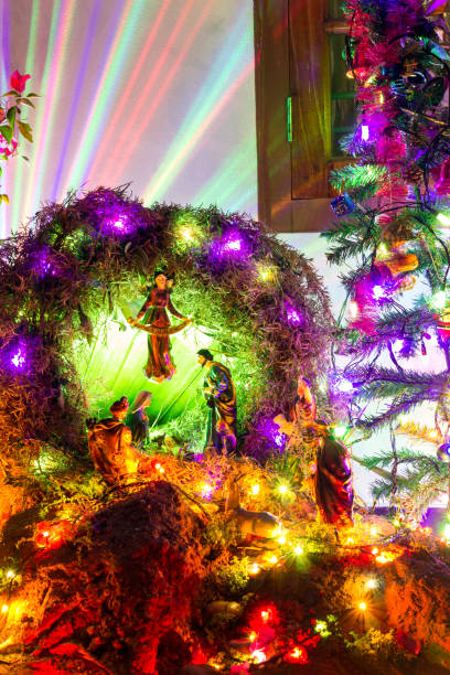 クリスマス ・ クリブ、色光 - light lighting equipment new life beginnings ストックフォトと画像