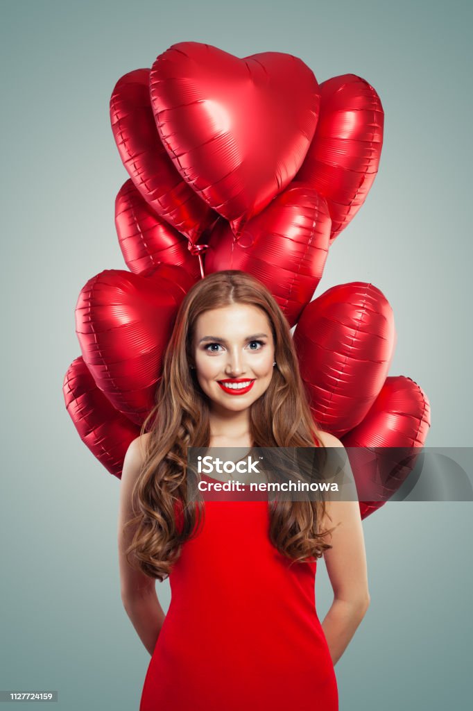 Niña Con Globos De Corazón Mujer Con El Maquillaje De Labios Rojos En El Vestido Rojo Gente De San Valentín Y El Concepto De Día De San Valentín Foto de stock y Niña Con Globos De Corazón Mujer Con El Maquillaje De Labios Rojos En El Vestido Rojo Gente De San Valentín Y El Concepto De Día De San Valentín Foto de stock y
