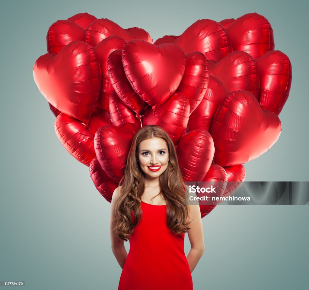 Chica En Vestido Rojo Con Globos De Corazón Hermosa Mujer Con Maquillaje De  Labios Rojos Perfecto Pelo Rizado Y Sonrisa Linda Sorpresa Gente De San  Valentín Y Día De San Valentín Concepto