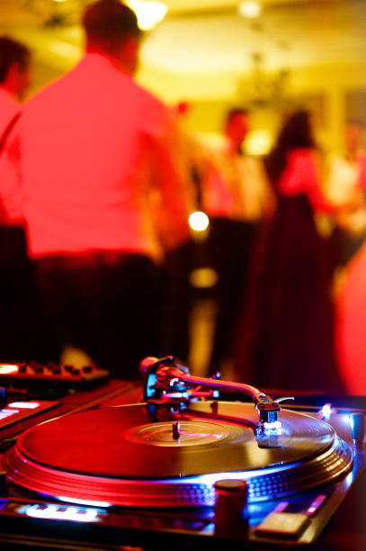 音楽の時間結婚式をパーティーします。 - party dj turntable mixing human hand ストックフォトと画像