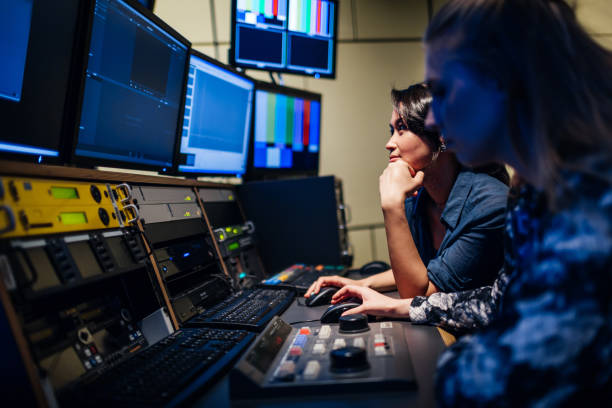 schüler experimentieren mit video-software - rundfunk stock-fotos und bilder