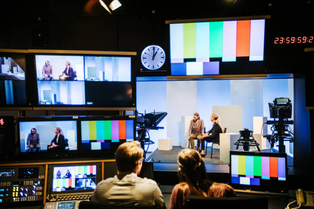 studio d’expérimenter avec tv étudiants équipement - broadcasting photos et images de collection